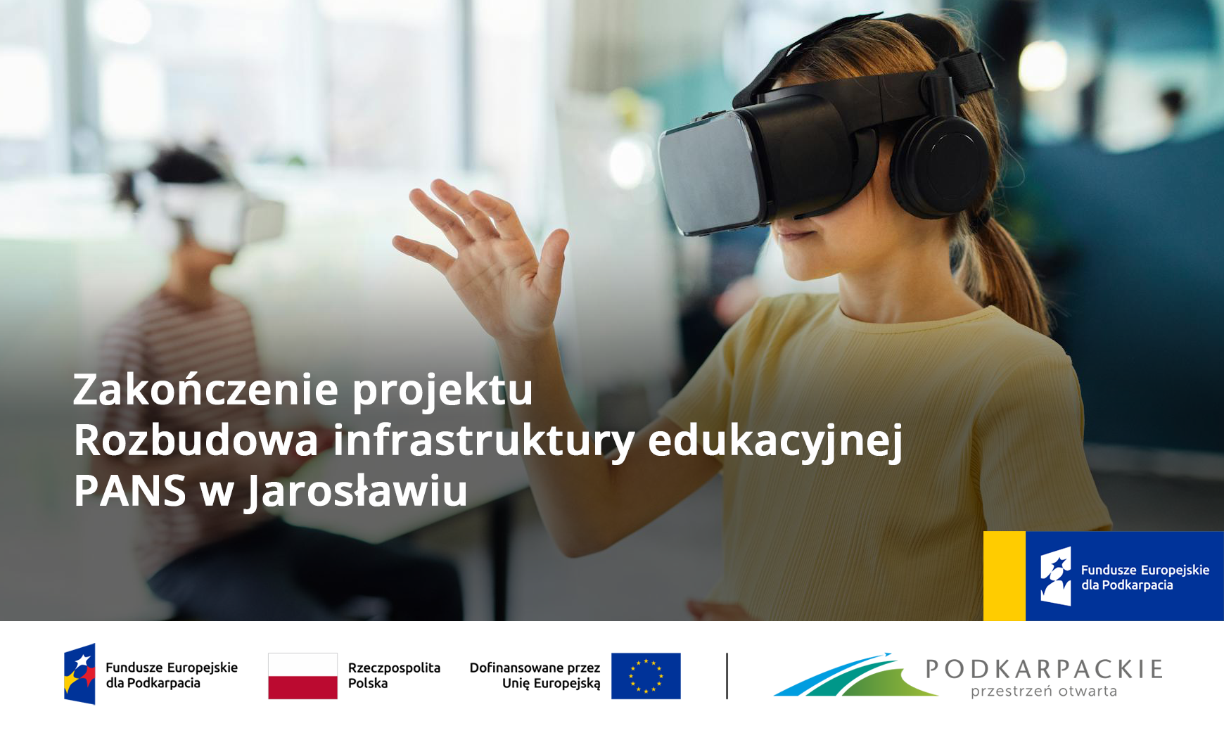 Dziewczynka korzystająca z urządzeń VR. W tle drugoplanowa postać, która również korzysta z urządzenia VR.