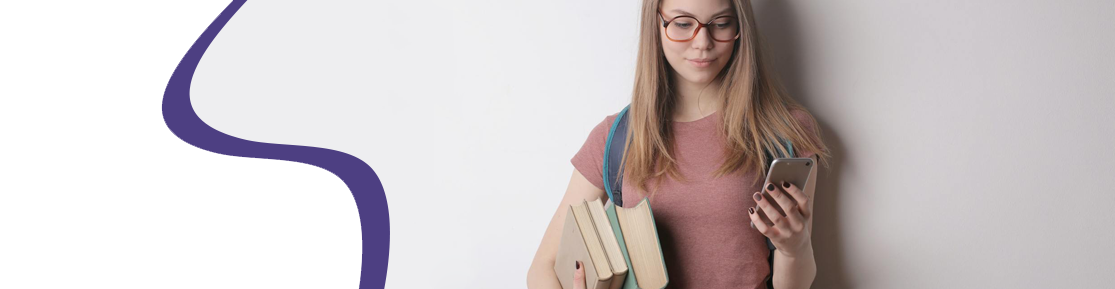 Banner promocyjny projektu Wektory Nauki przedstawiający studentkę z książkami i smartfonem.