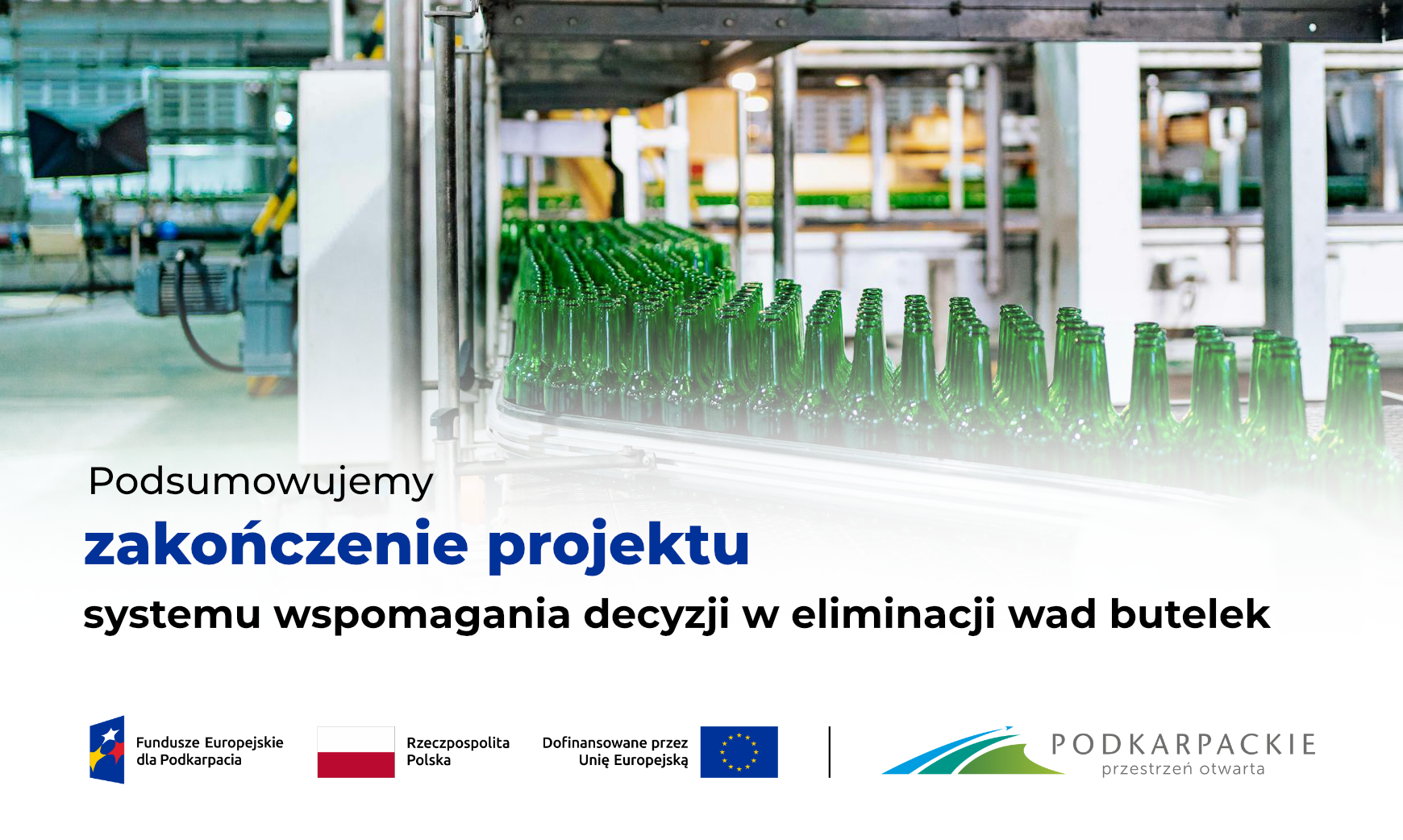 Grafika promocyjna projektu eliminacji wad butelek przedstawiająca linię produkcyjną wraz z opisem dotyczącym zakończenia projektu, a także oznakowaniem Funduszy Europejskich.