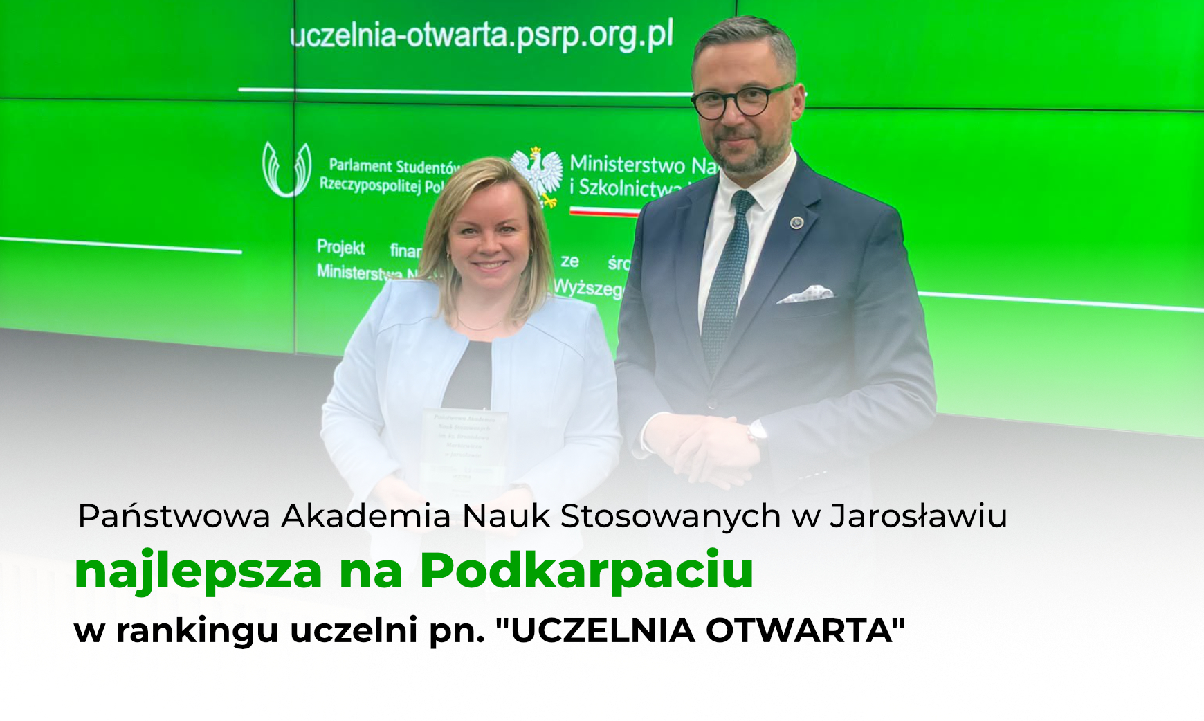 Grafika przedstawia JM Rektor, dr Beatę Rejman odbierającą nagrodę od Ministra Nauki i Szkolnictwa Wyższego.