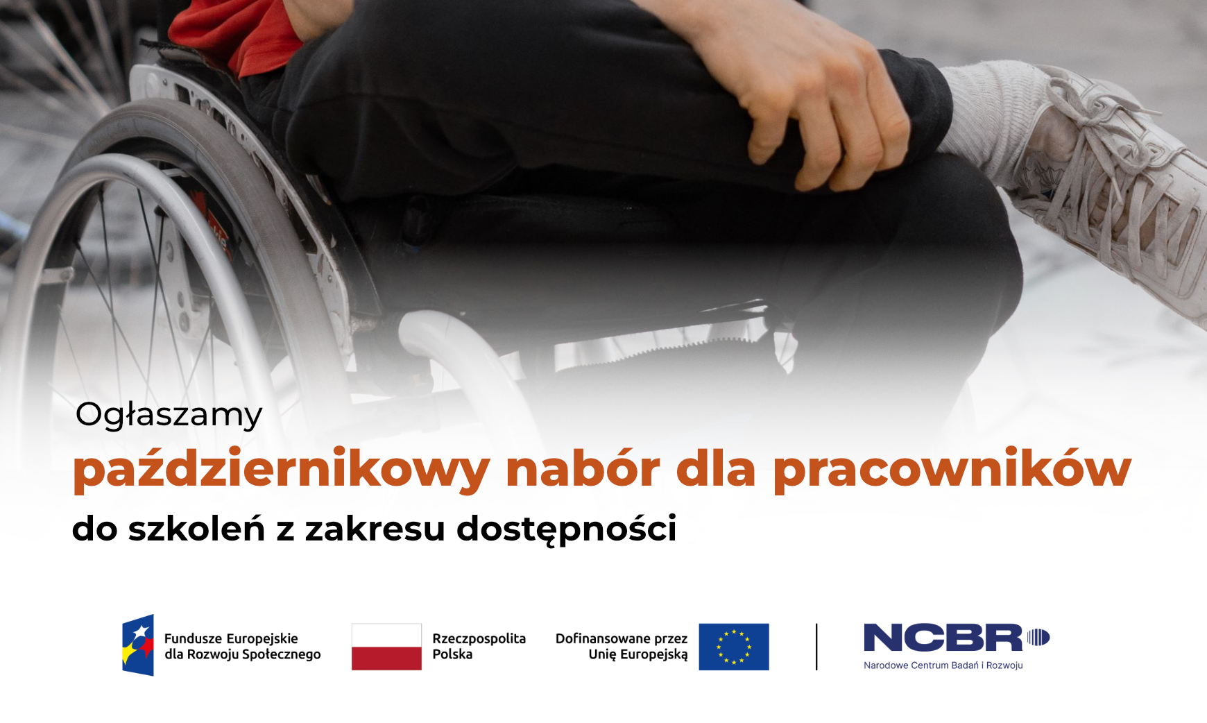Grafika przedstawiająca niepełnosprawnego na wózku inwalidzkim wraz z oznakowaniem symboli Unii Europejskiej
