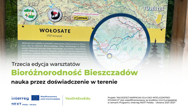Grafika przedstawia zdjęcie tablicy w Bieszczadzkim Parku Narodowym przedstawiająca szlak na Wołosate. Ponadto na zdjęciu znajdują się elementy promocyjne Funduszy UE oraz programu INTERREG POLSKA-UKRAINA.