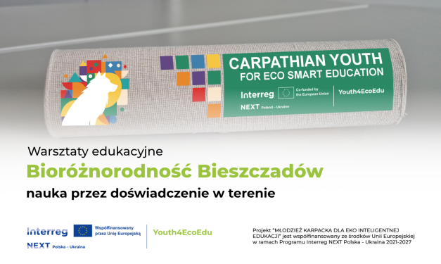 Grafika przedstawia piórnik z nadrukiem projektu INTERREG POLSKA-UKRAINA wraz z oznakowaniem programowym Funduszy Europejskich.