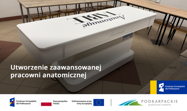 Na zdjęciu widoczny stół anatomiczny w specjalistycznym laboratorium. Grafika posiada również oznaczenie Funduszy Europejskich.