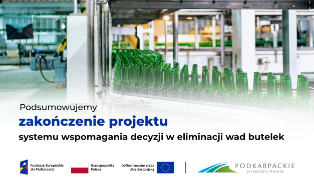 Grafika promocyjna projektu eliminacji wad butelek przedstawiająca linię produkcyjną wraz z opisem dotyczącym zakończenia projektu, a także oznakowaniem Funduszy Europejskich.